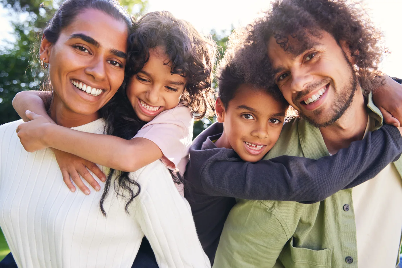 Une famille réunie et souriante, illustration d'un rachat de crédit chez Cetelem