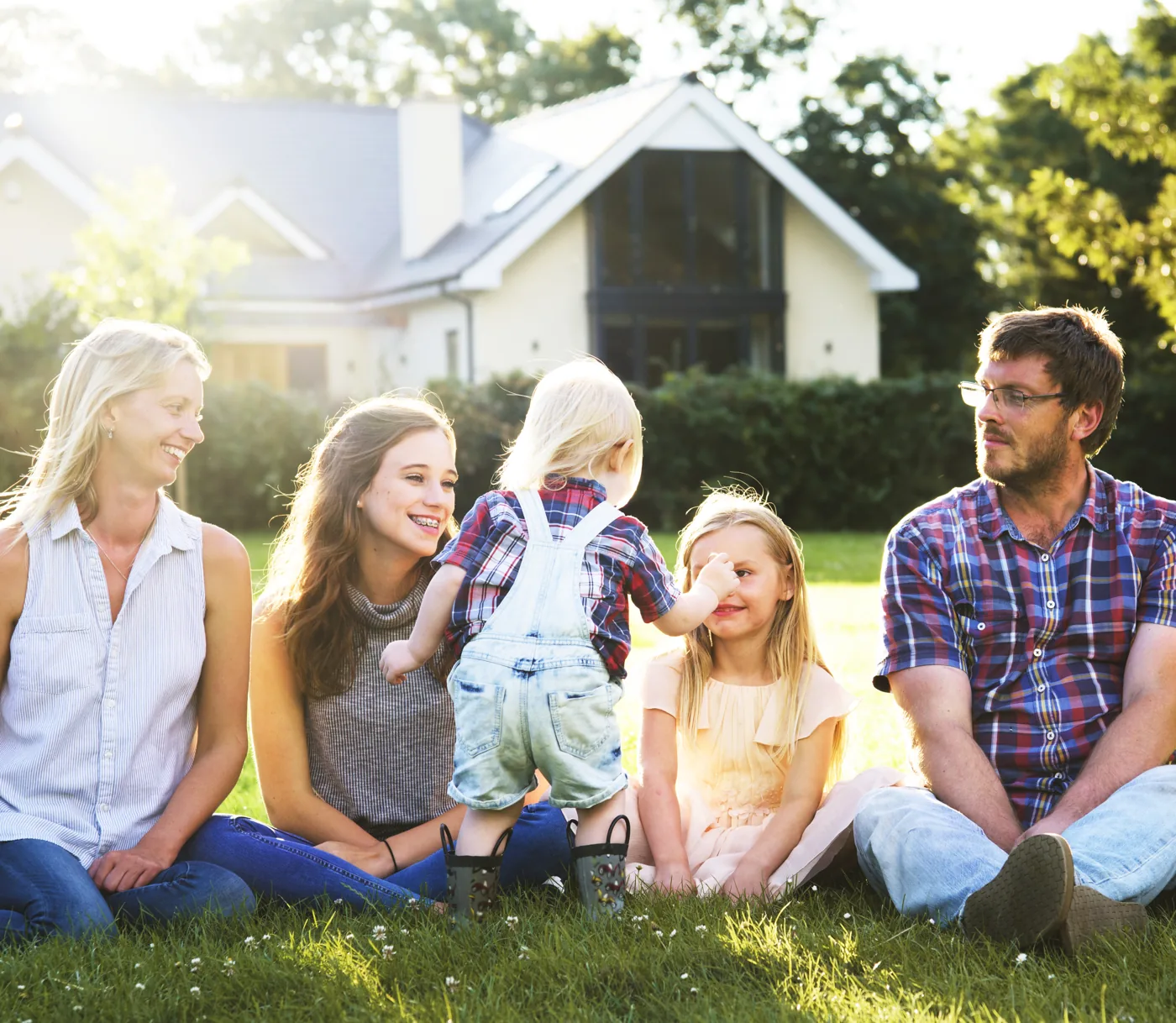 Une famille assise dans un parc, illustration du taux et des frais d'un rachat de crédit